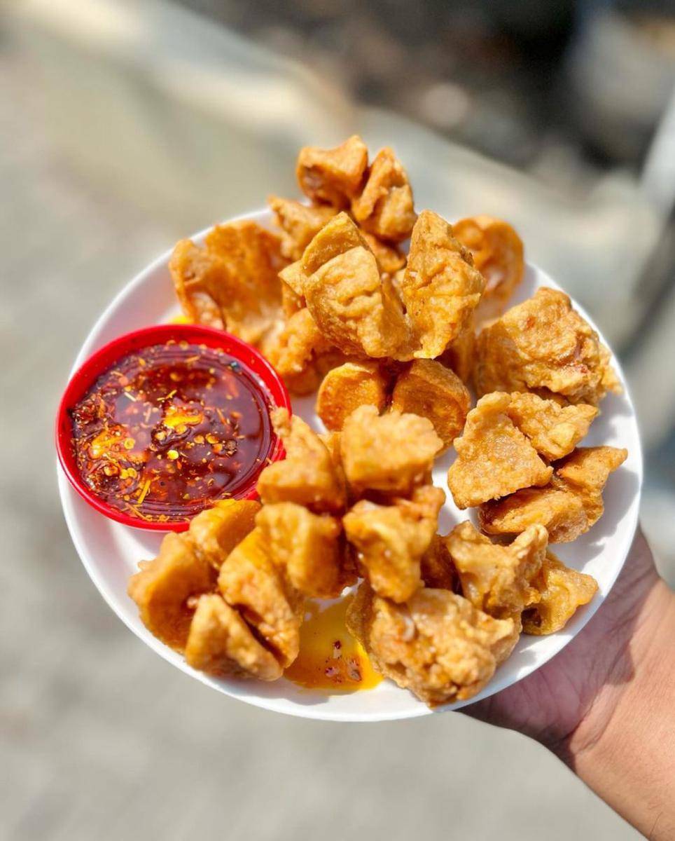 bakso goreng dengan chili oil (instagram.com/jajanangarut)