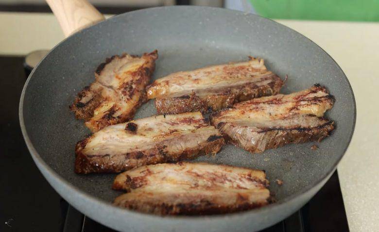 ilustrasi proses pemanggangan brisket dengan panci anti lengket (YouTube.com/Devina Hermawan)