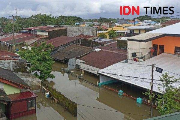 Banjir genangi puluhan rumah di blok 8, Kelurahan Manggala, Kecamatan Manggala, Makassar. (Dahrul Amri/IDN Times Sulsel)