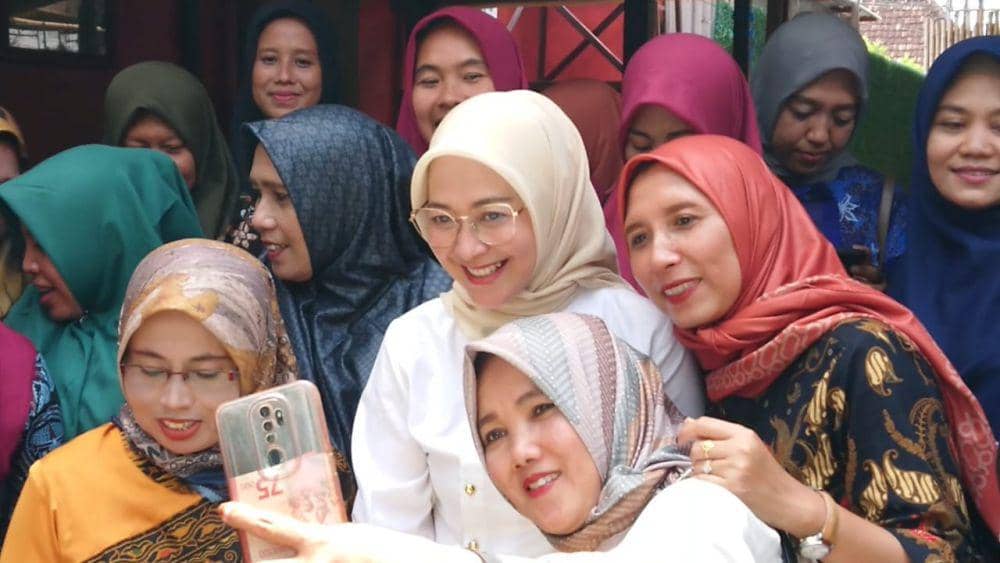 Istri Cak Imin, Rustini Murtadho saat bersama kelompok wanita tani di Tulungagung. IDN Times/ istimewa