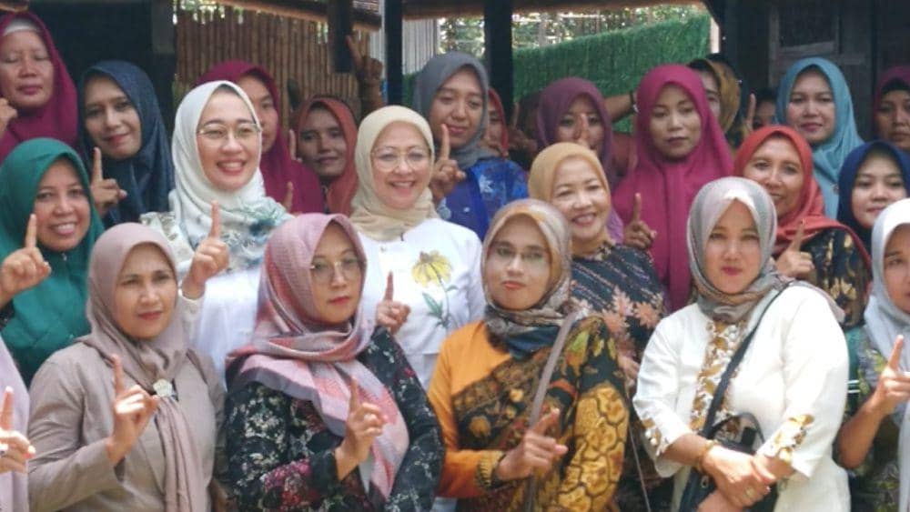 Istri Cak Imin, Rustini Murtadho saat bersama kelompok wanita tani di Tulungagung. IDN Times/ istimewa