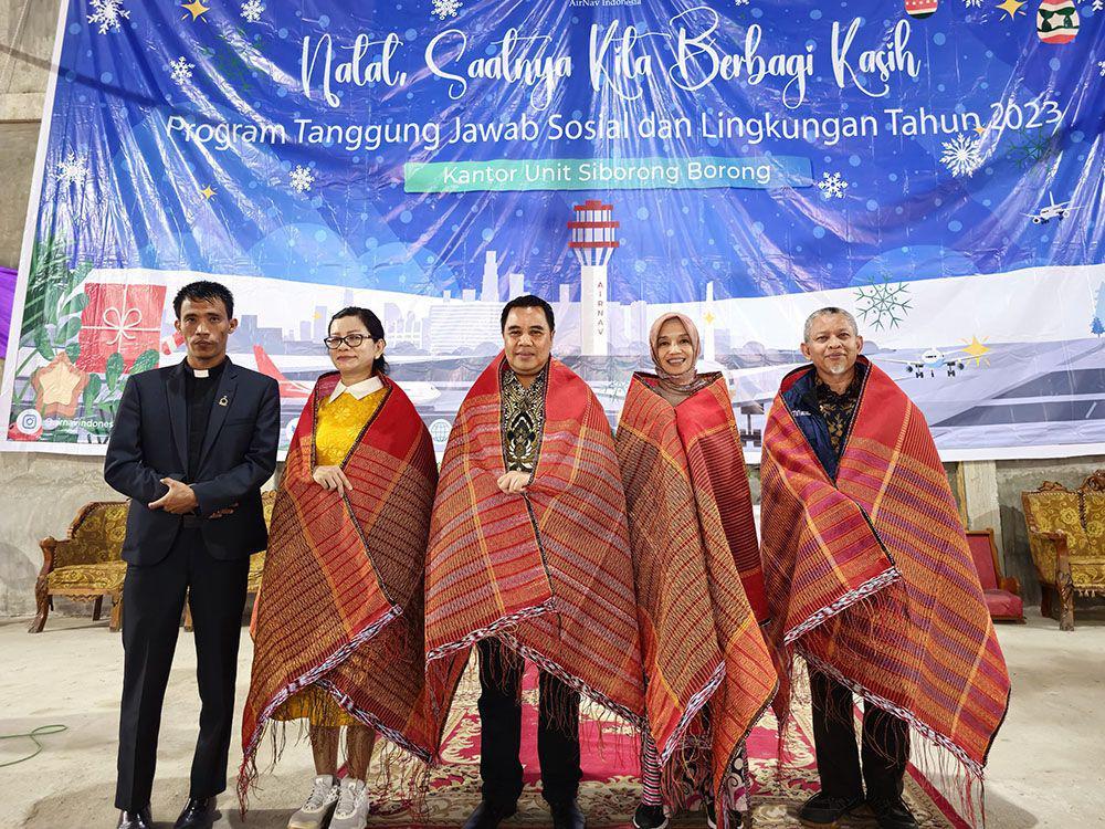 Memeringati Natal dan Tahun Baru 2024, AirNav Indonesia berbagi ke masyarakat di sekitar bandara di Indonesia termasuk di sekitar Bandara Silangit (Dok. IDN Times)