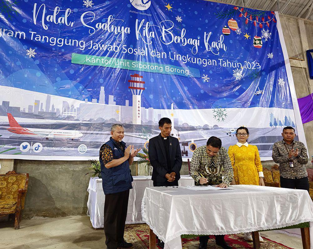 Memeringati Natal dan Tahun Baru 2024, AirNav Indonesia berbagi ke masyarakat di sekitar bandara di Indonesia termasuk di sekitar Bandara Silangit (Dok. IDN Times)