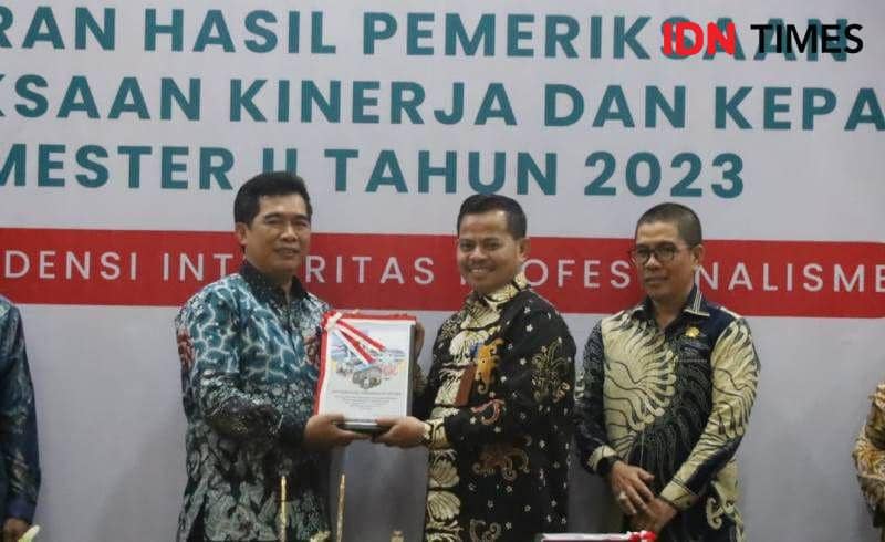 Kepala BPK RI Perwakilan Kaltim, Agus Priyono serahkan LHP kepada Sekda PPU (IDN Times/Ervan)