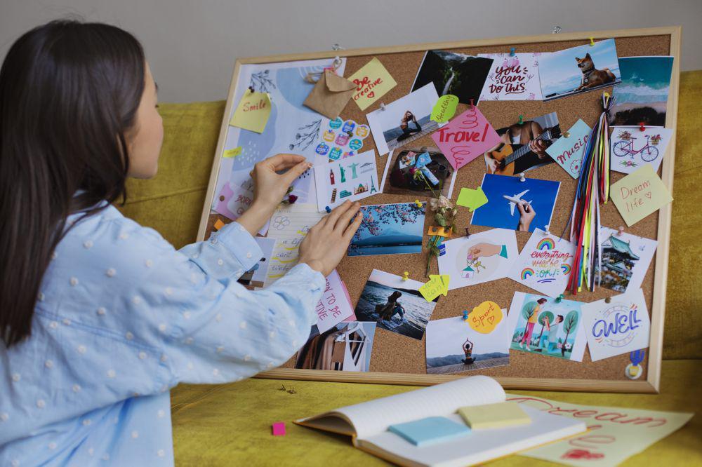 Ilustrasi menyusun vision board (sumber:freepik.com/freepik)