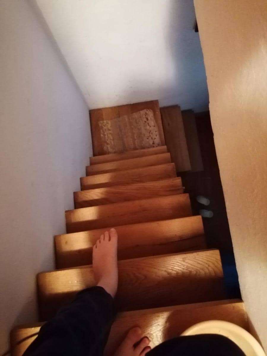 potret penginapan dengan desain interior aneh (reddit.com/user/YouButBetterProbably)