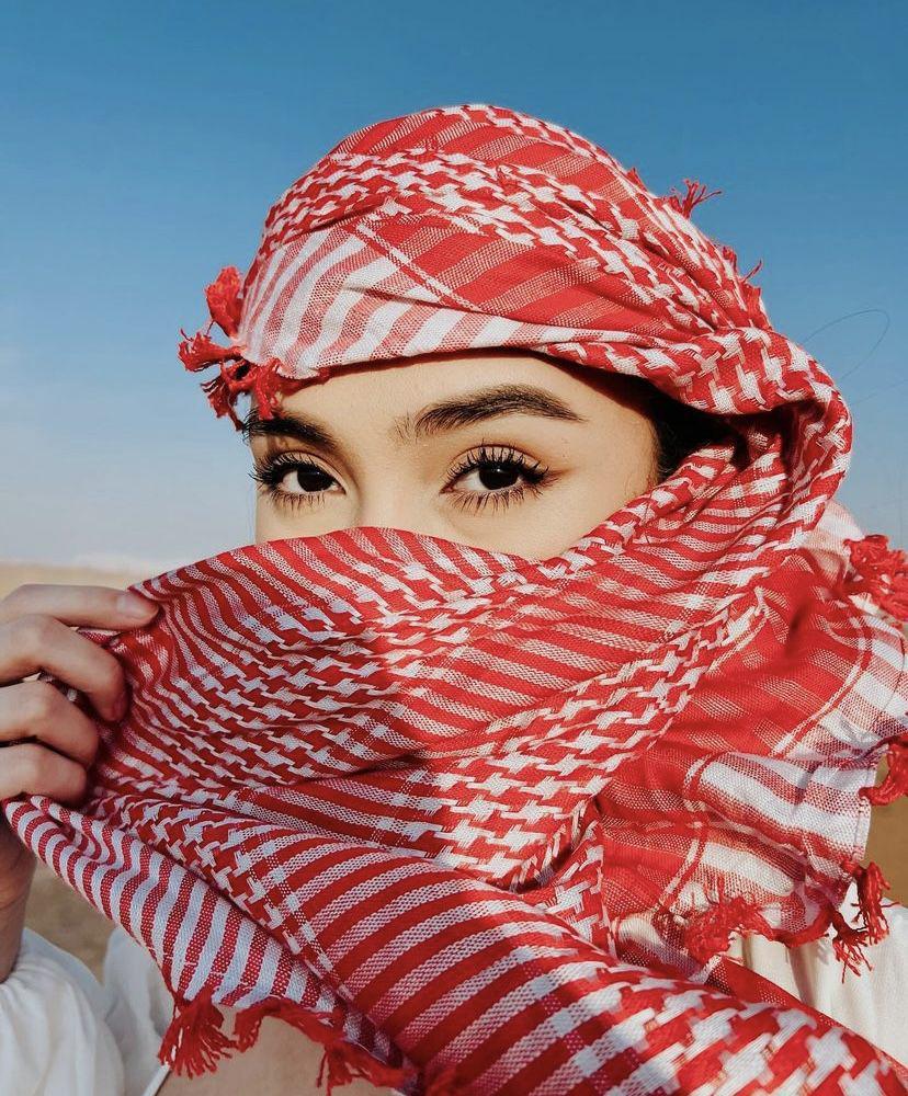potret Caitlin Halderman di gurun (Instagram.com/caitlinhalderman)