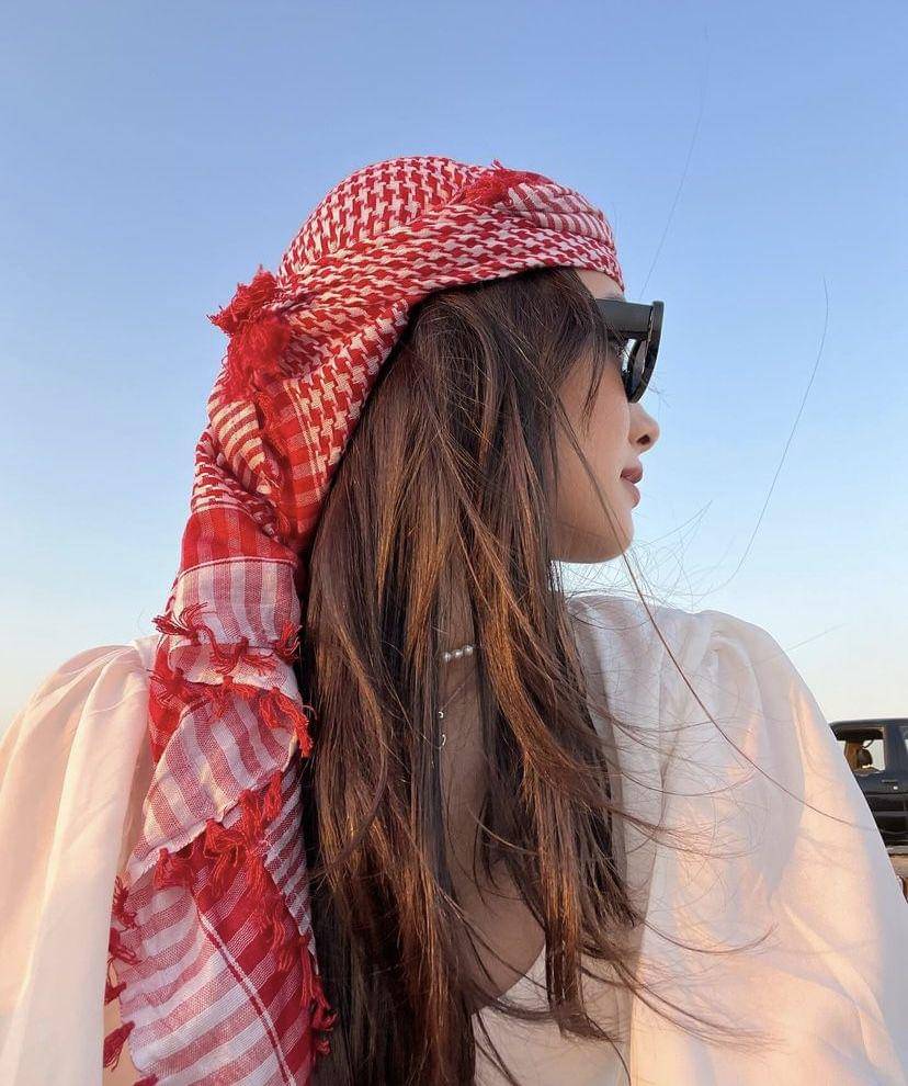 potret Caitlin Halderman di gurun (Instagram.com/caitlinhalderman)