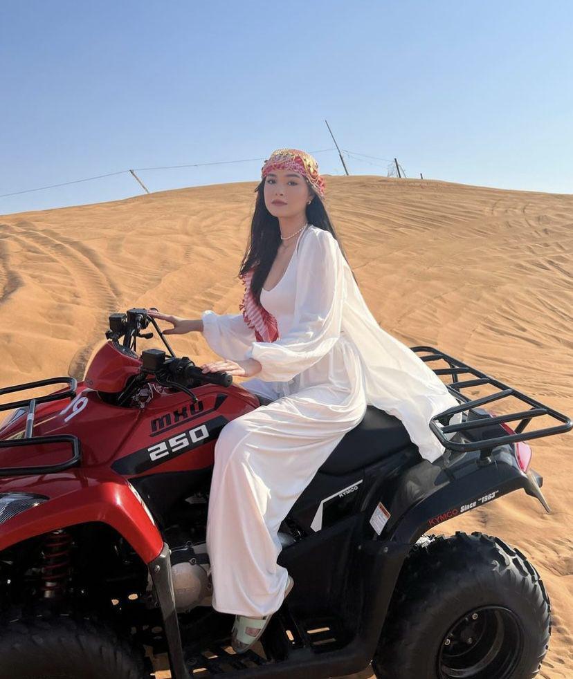 potret Caitlin Halderman di gurun (Instagram.com/caitlinhalderman)