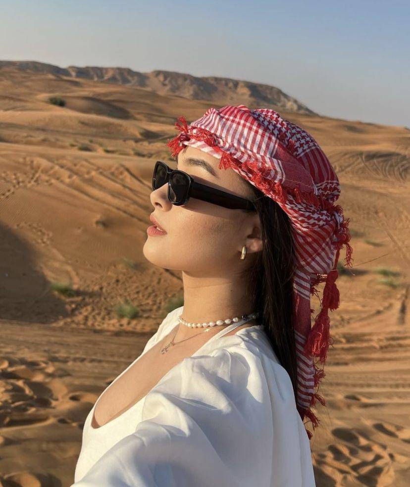 potret Caitlin Halderman di gurun (Instagram.com/caitlinhalderman)