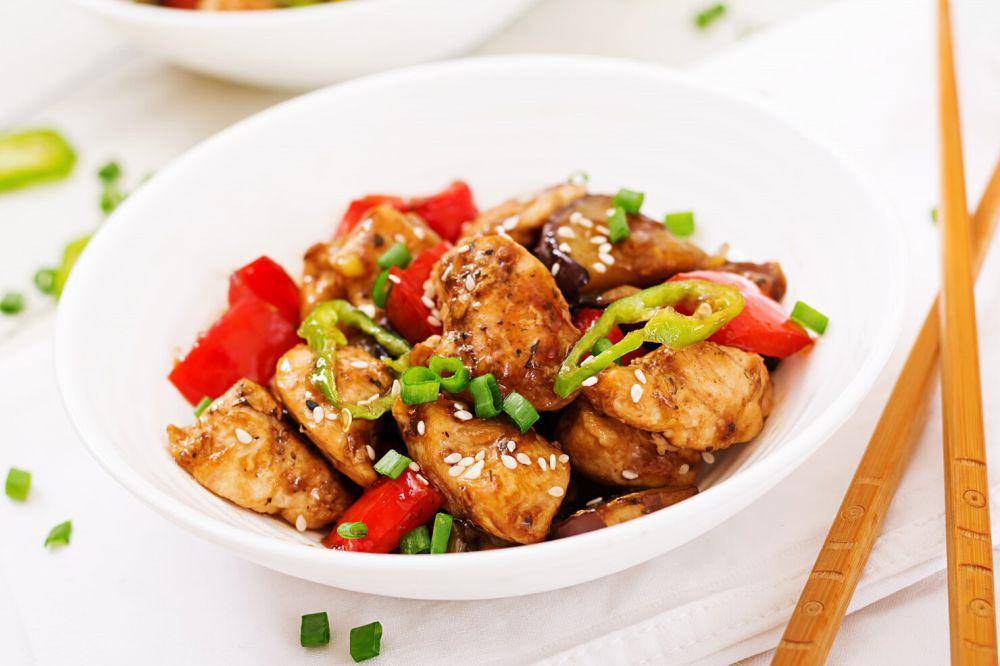 ilustrasi szechuan chicken (freepik.com/Timolina)