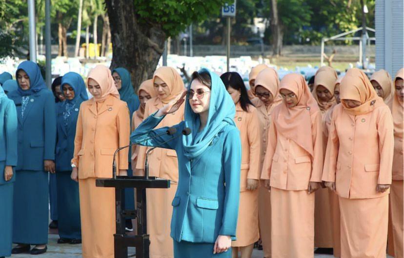 7 Potret Karismatik Arumi Bachsin Jadi Inspektur Upacara
