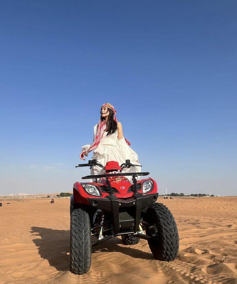 potret Caitlin Halderman di gurun (Instagram.com/caitlinhalderman)