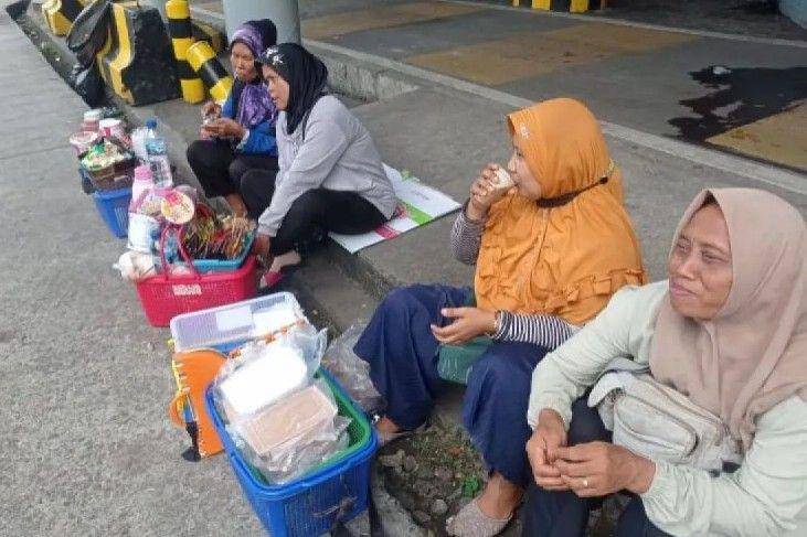 Para pedagang kopi keliling di Pelabuhan Merak (Antara/Mansyur)