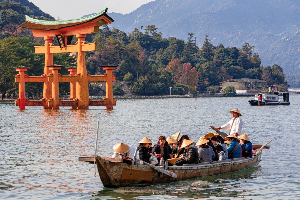 Itsukushima Shrine (unsplash.com/Bing Hui Yau)