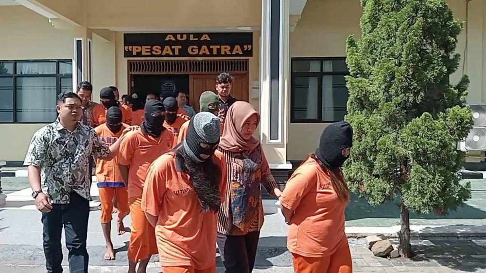 Polisi menahan ID pelaku pembakaran rumah mertuanya di Desa Lembeyan Watan Kecamatan Lembeyan Kabupaten Magetan. IDN Times/ Riyanto