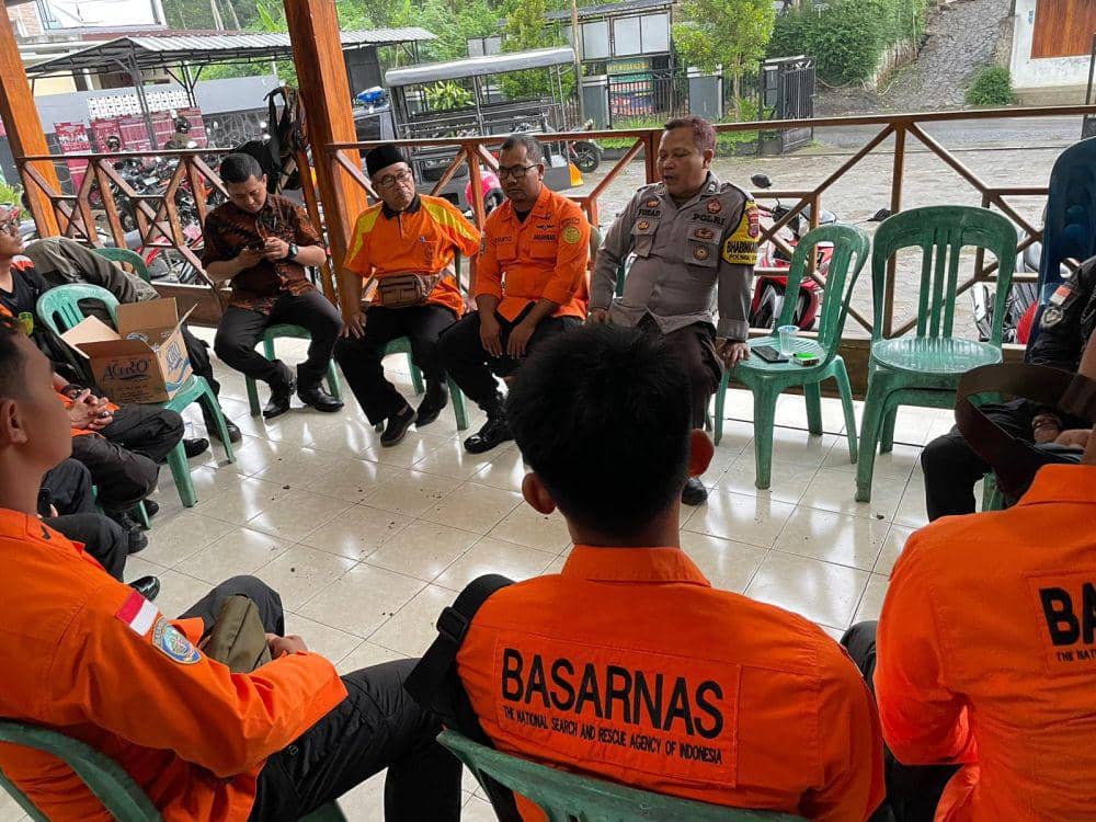 Basarnas gabungan dari Cilacap saat berkoordinasi untuk proses penyelamatan wisatawan yang terseret ombak. (IDN Times/Dok Humas Basarnas Cilacap)