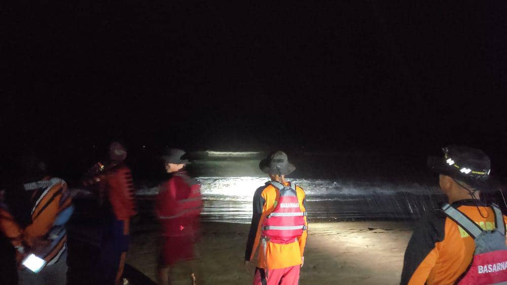 Satu Keluarga Asal Bekasi Digulung Ombak Pantai Jetis Cilacap, Bapak Anak Meninggal