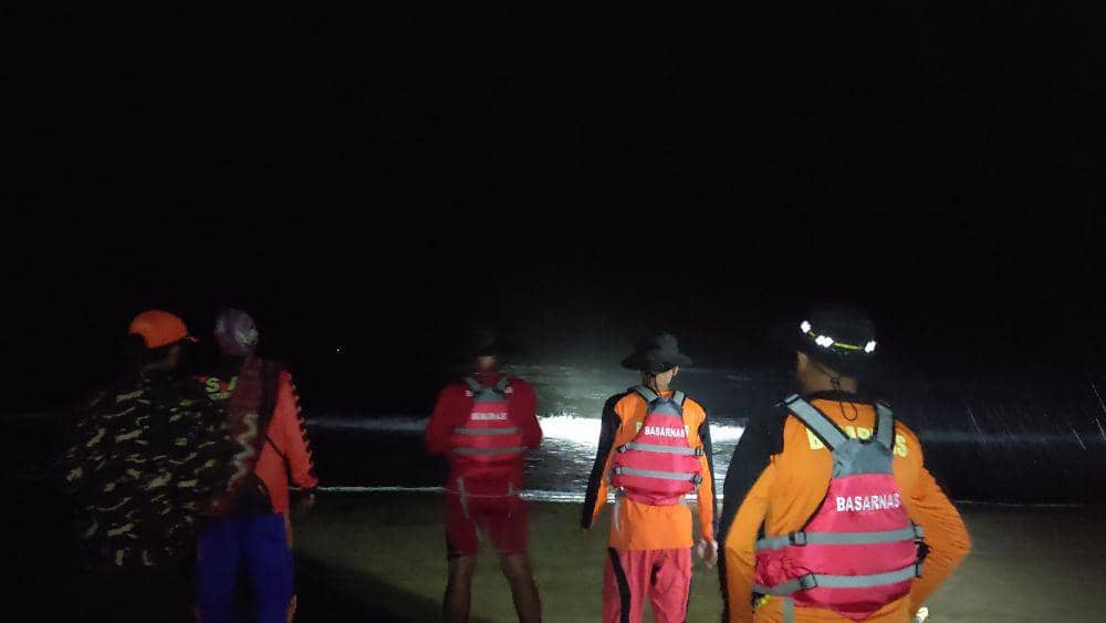 Para personel SAR Cilacap saat melacak keluarga asal Bekasi yang digulung ombak Pantai Jetis. (IDN Times/Dok Humas Basarnas Cilacap)