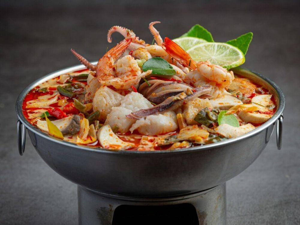tom yum seafood (freepik.com/jcomp)