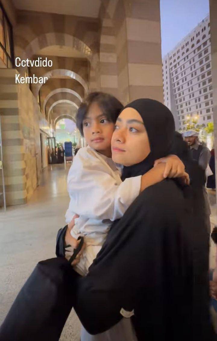 Deretan artis umrah di Desember (Instagram.com/ayudiac)