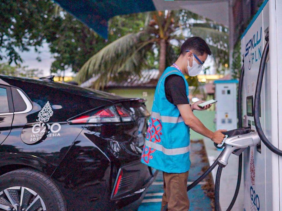 PT PLN (Persero) melalui aplikasi PLN Mobile terus memudahkan para pengguna electric vehicle (EV) untuk mengakses lokasi stasiun pengisian kendaraan listrik umum (SPKLU) terdekat hanya dengan sentuhan jari. (Dok. PLN)