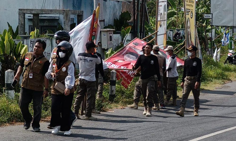 Penertiban APK yang melanggar aturan.(Dok.Bawaslu Bantul)