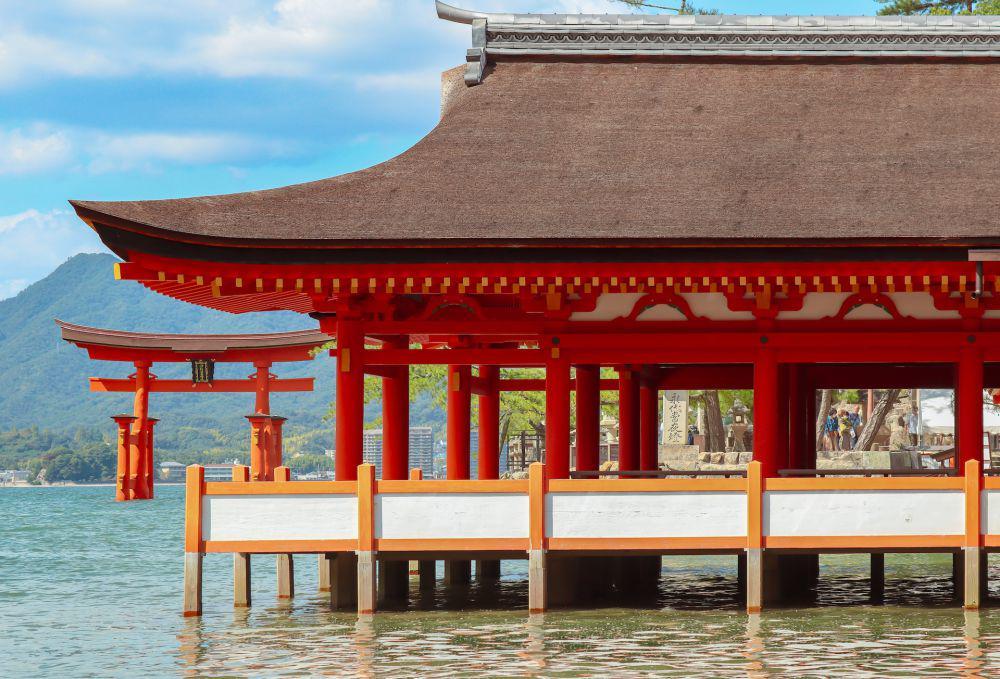 Itsukushima Shrine (unsplash.com/Patricia Haller-Anguela)