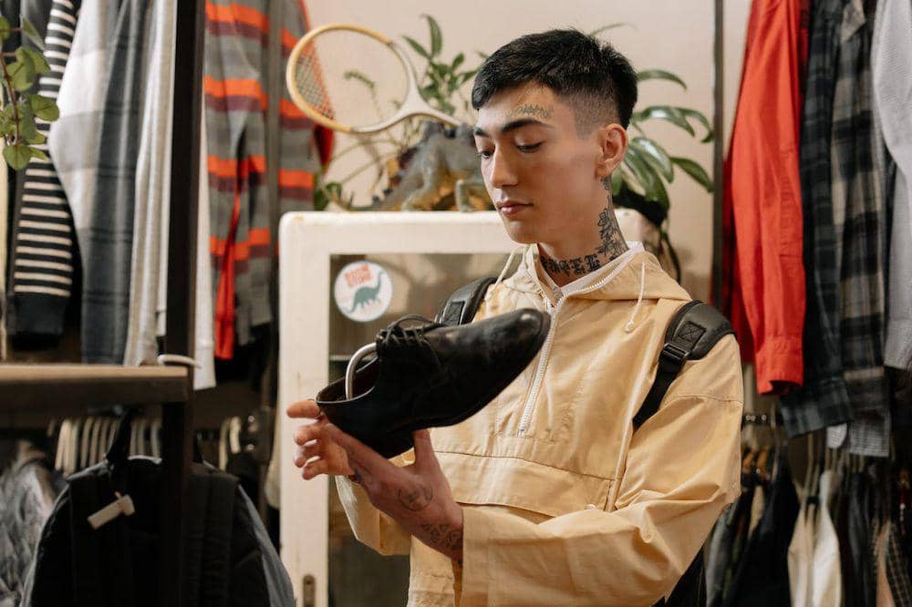 ilustrasi melihat sepatu (pexels.com/cottonbro studio)