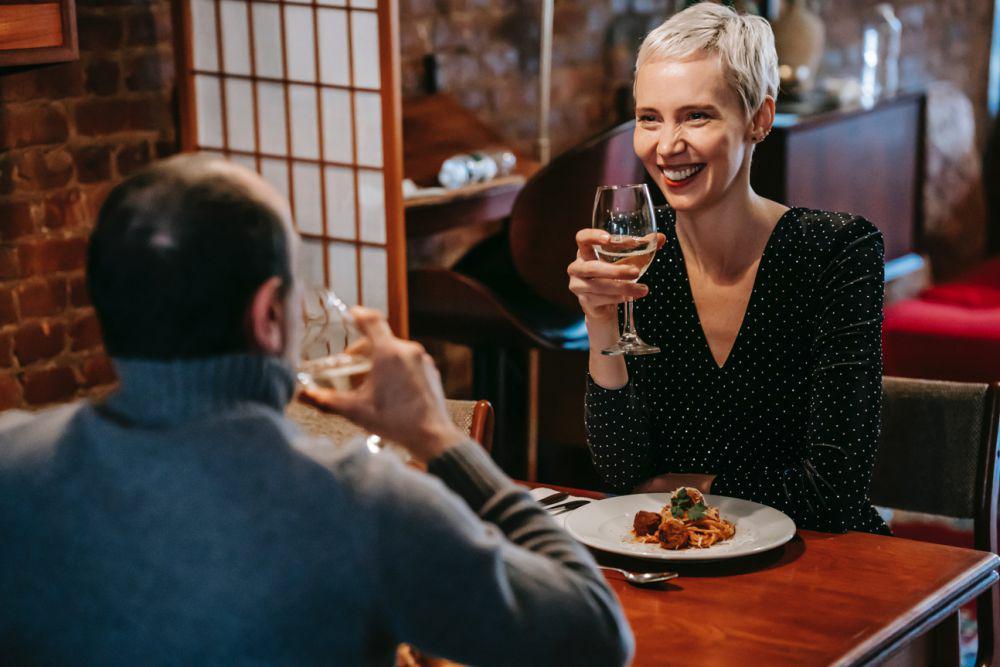 Ilustrasi makan malam bersama orang terdekat di restoran (Pexels.com/Gary Barnes)