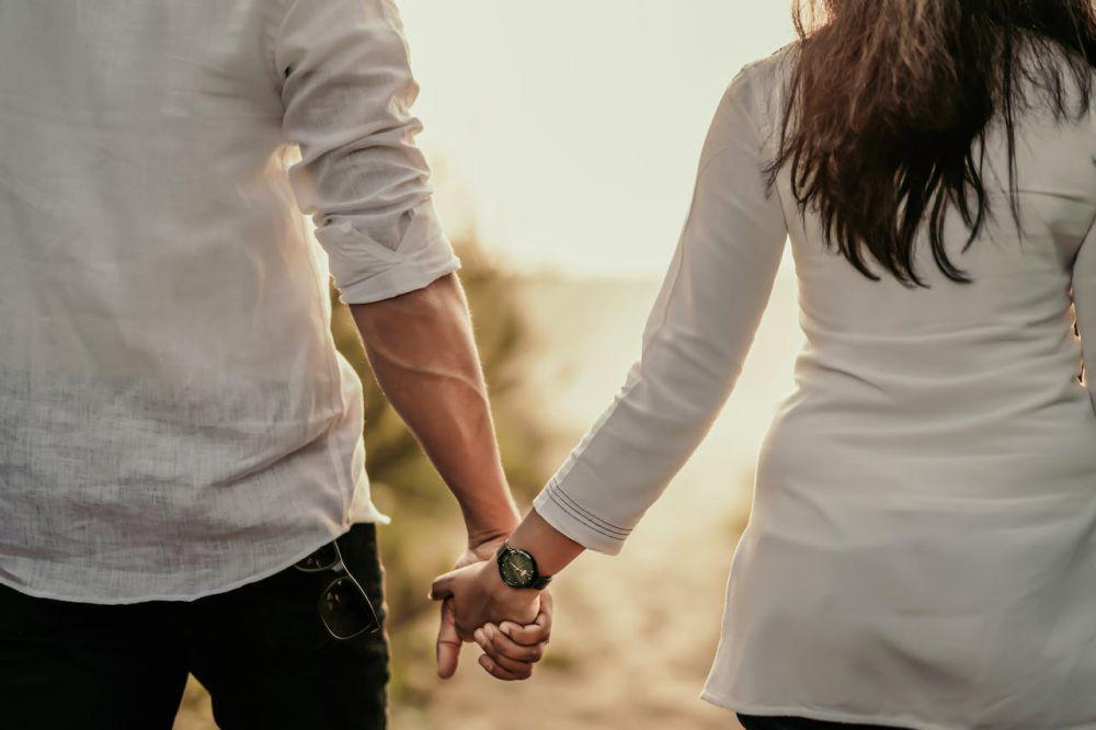 ilustrasi bergandengan (pexels.com/Spora Weddings)