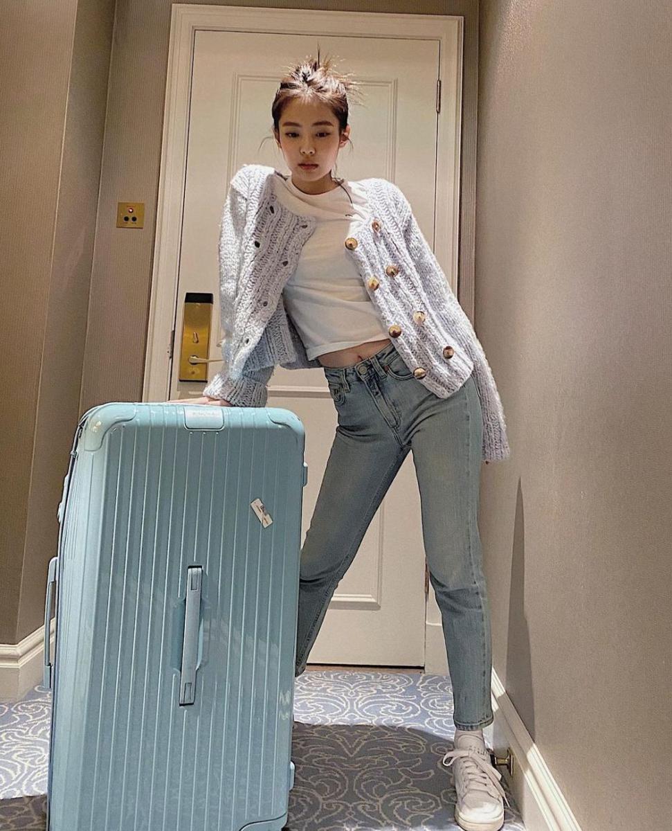 ide padu padan t-shirt ala Jennie BLACKPINK (instagram.com/jennierubyjane)