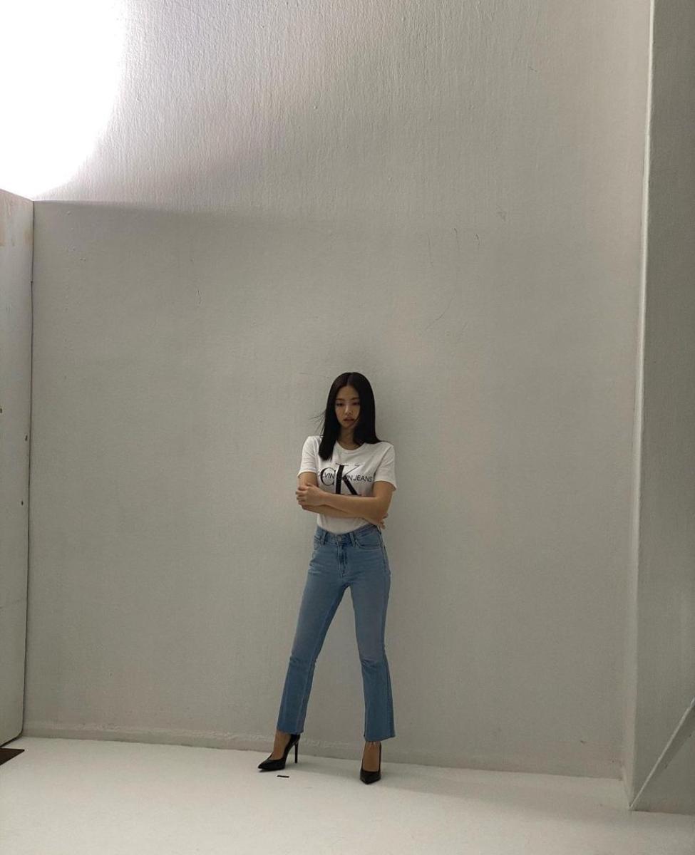 ide padu padan t-shirt ala Jennie BLACKPINK (instagram.com/jennierubyjane)