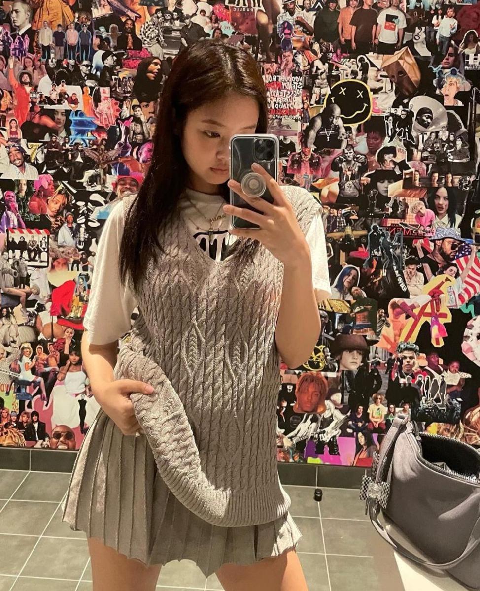 ide padu padan t-shirt ala Jennie BLACKPINK (instagram.com/jennierubyjane)