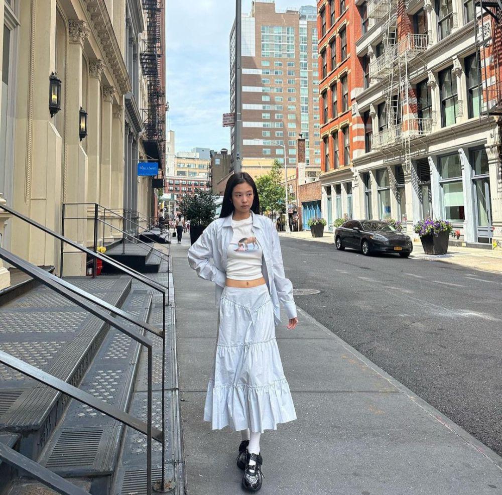ide padu padan t-shirt ala Jennie BLACKPINK (instagram.com/jennierubyjane)