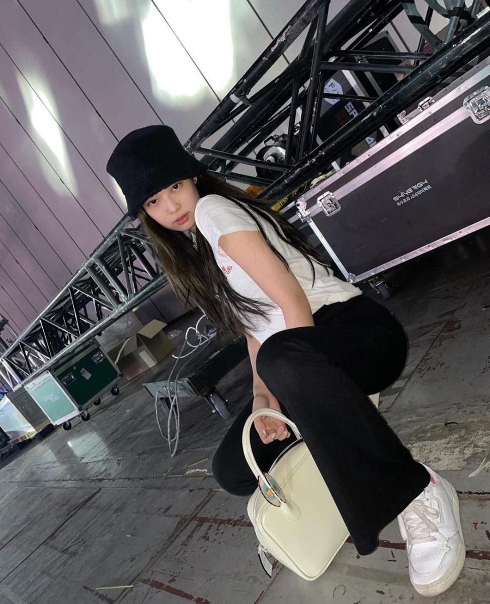 ide padu padan t-shirt ala Jennie BLACKPINK (instagram.com/jennierubyjane)