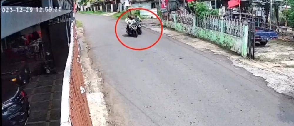 Aksi Begal terekam CCTV rumah warga di kawasan IB I Palembang (Dok: istimewa)