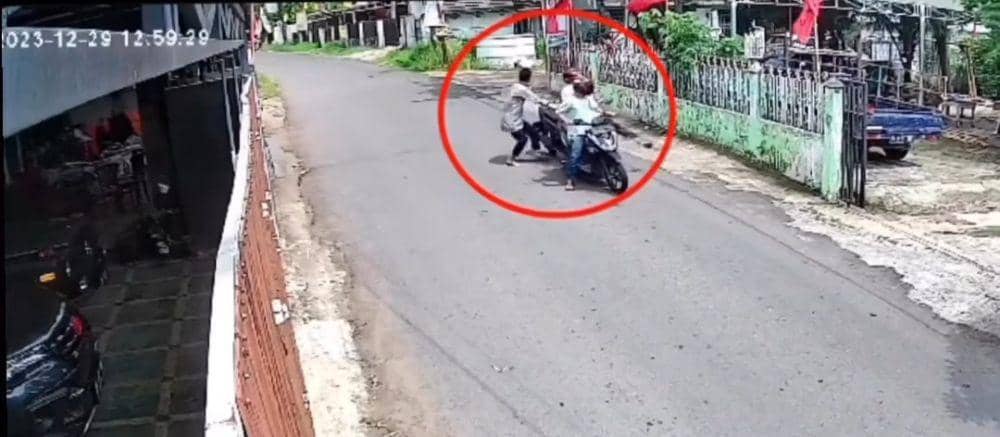Begal Bawa Senpi Ancam Remaja di Jalan Sepi Palembang Terekam CCTV