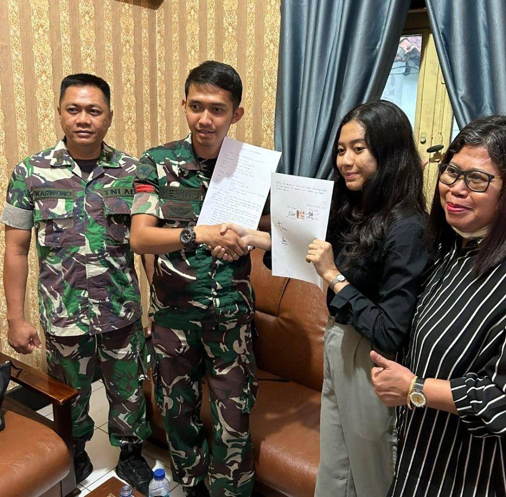 Pengemudi mobil dinas Pratu Kevin Julian yang menabrak mobil lain di jembatan layang (flyover) Pancoran, berakhir damai pada 14 Maret 2023. (Dokumentasi Kodam Jaya)