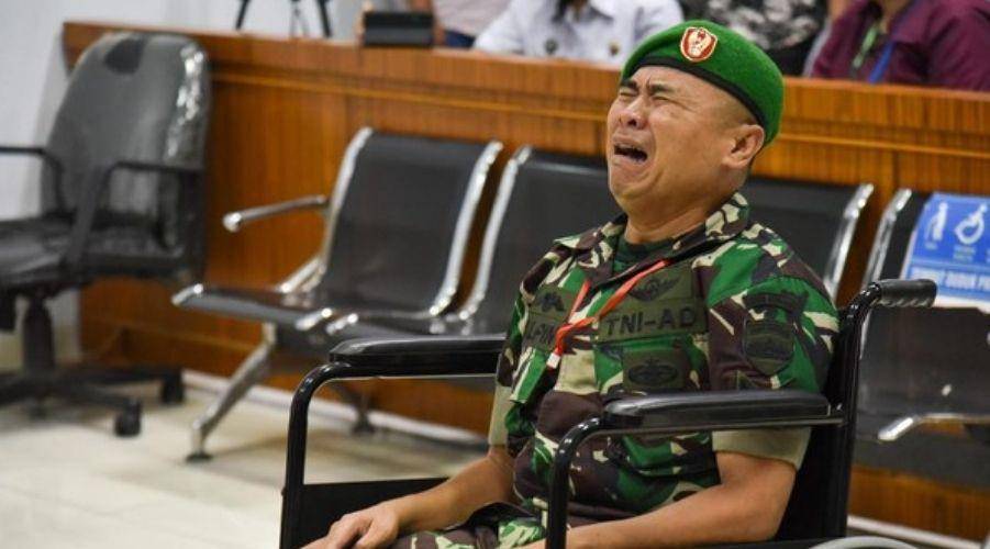 Terdakwa Sertu Yalpin Tarzun menangis saat menjalani sidang putusan di Pengadilan Militer I-02 Medan, Sumatera Utara, pada 29 Mei 2023. (ANTARA FOTO/Fransisco Carolio)
