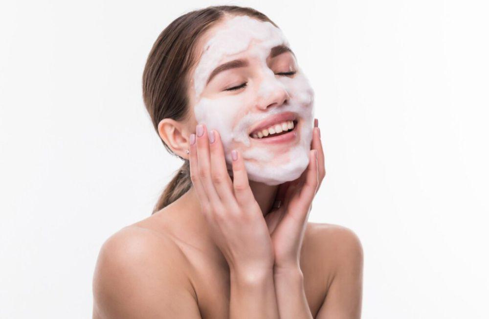 5 Facial Wash untuk Kulit Kering Terbaik, Melembabkan Wajah!
