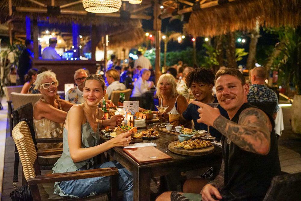 Suasana di Chez Gado Gado Restaurant saat makan malam (Instagram.com/@chezgadogado)