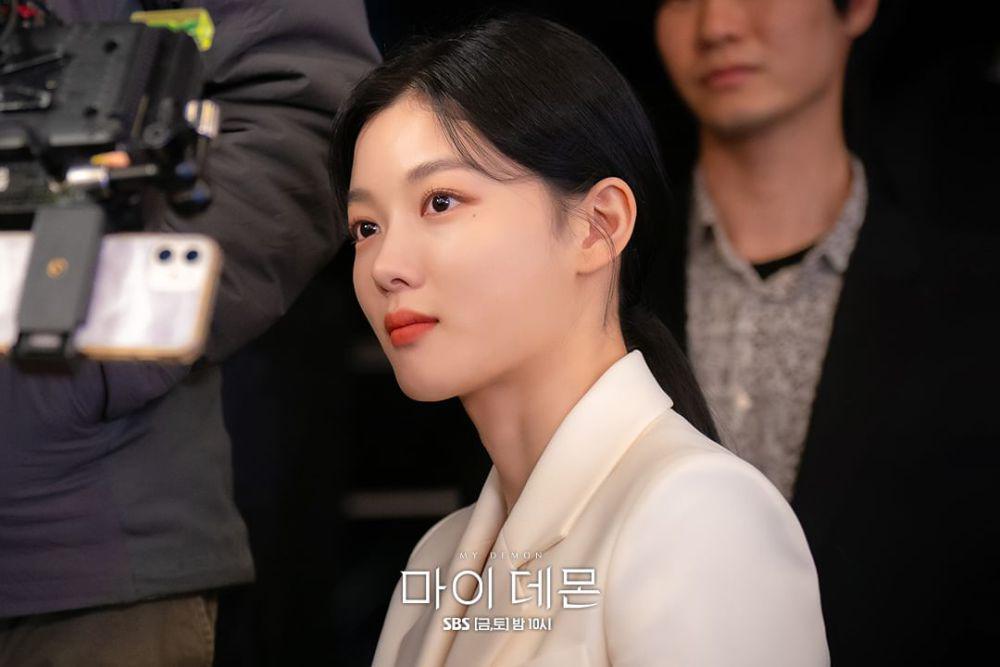 potret Kim Yoo Jung di balik layar drama My Demon (instagram.com/sbsdrama.official)