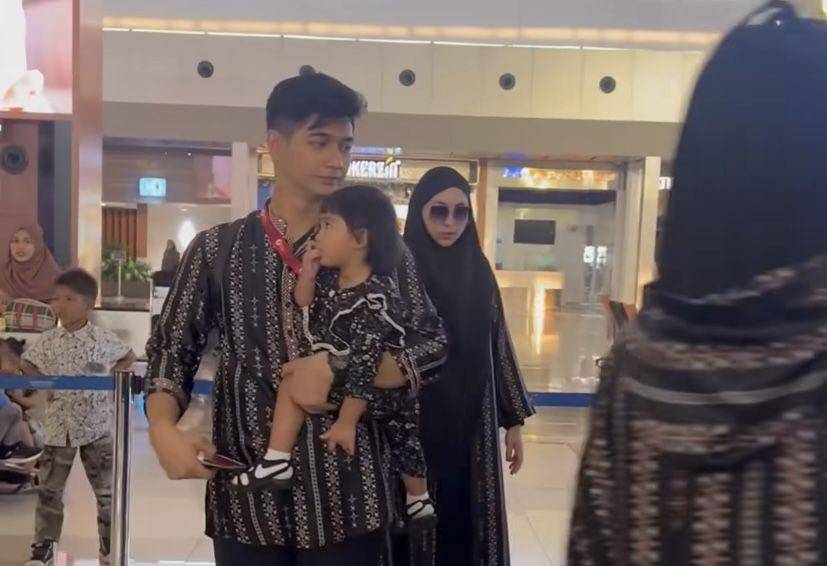 potret umrah Ria Ricis dan Teuku Ryan (Instagram.com/oryvitrio)