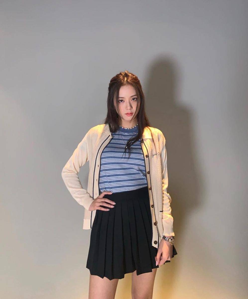 ide mix and match stripes outfit ala Jisoo BLACKPINK (instagram.com/sooyaaa__)