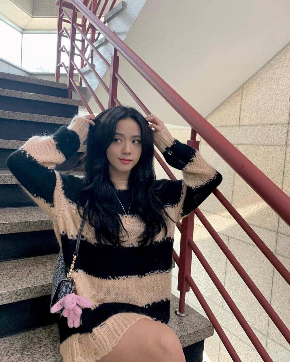 ide mix and match stripes outfit ala Jisoo BLACKPINK (instagram.com/sooyaaa__)