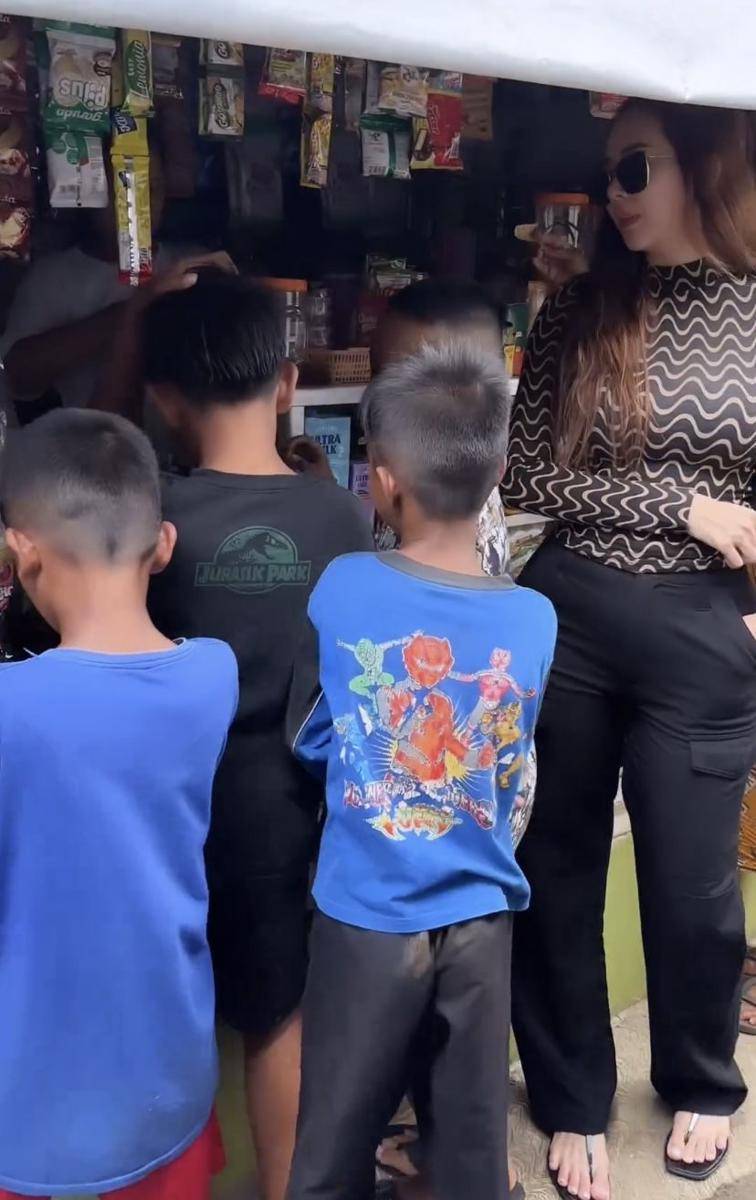 potret Aura Kasih datang ke kampung warga (Instagram.com/aurakasih)