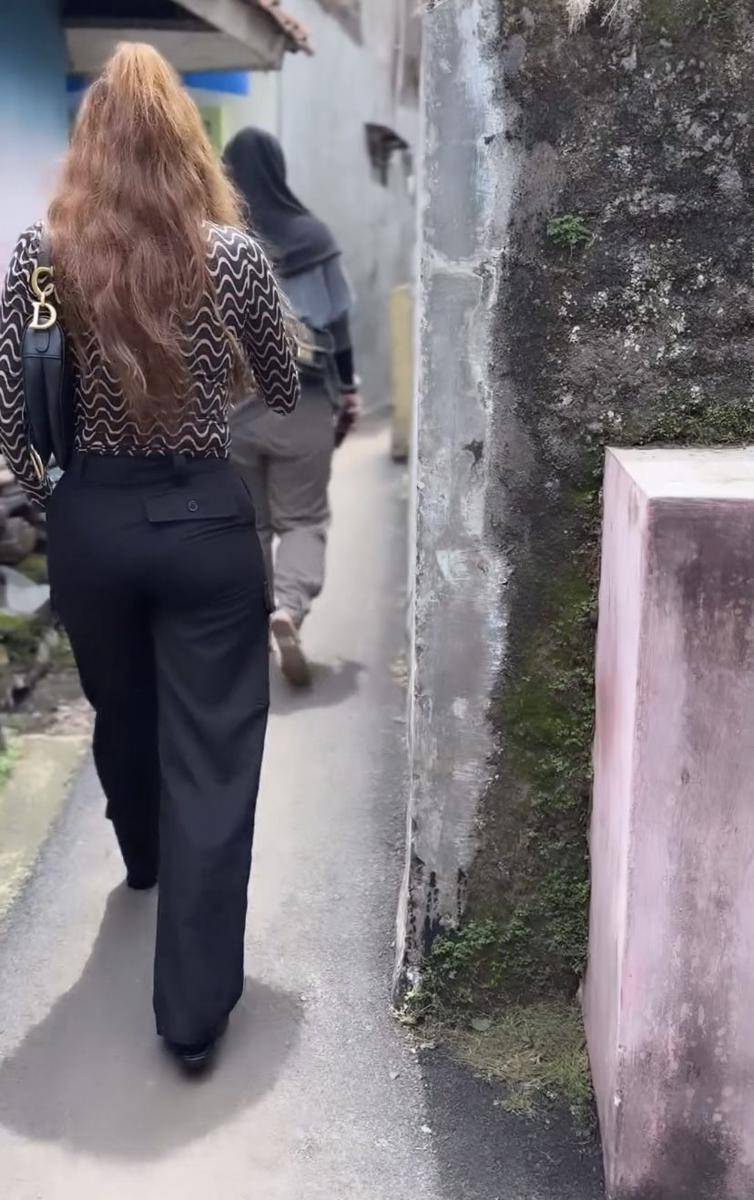 potret Aura Kasih datang ke kampung warga (Instagram.com/aurakasih)