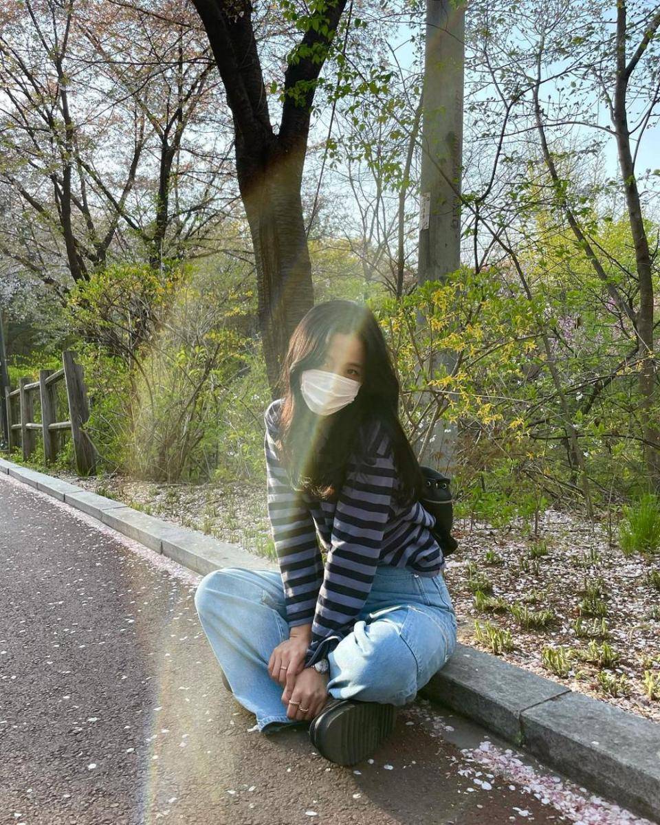 ide mix and match stripes outfit ala Jisoo BLACKPINK (instagram.com/sooyaaa__)