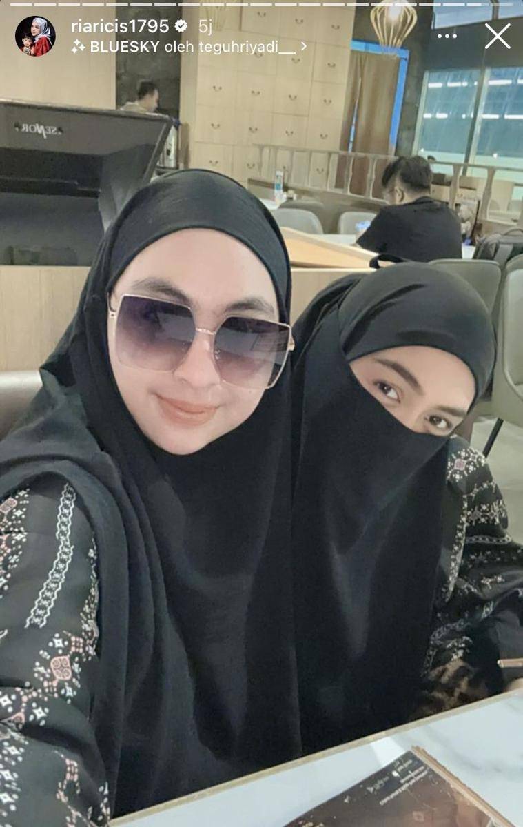 potret umrah Ria Ricis dan Teuku Ryan (Instagram.com/riaricis1795)